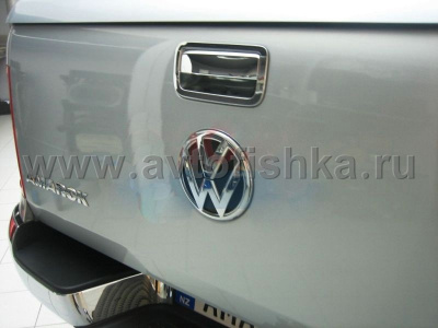 Volkswagen Amarok (10-) накладка на заднюю бортовую дверь хромированная.